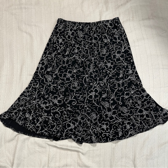 Chico's Traveler's skirt, size 2, b/w floral design, stretchy, flowy - Picture 4 of 7
